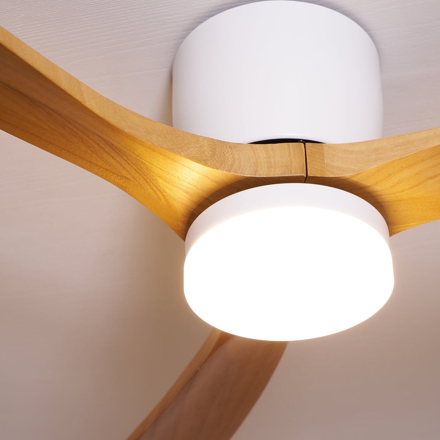 Moderner Deckenventilator aus Holz mit LED-Beleuchtung