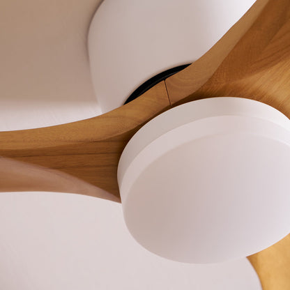 Moderner Deckenventilator aus Holz mit LED-Beleuchtung