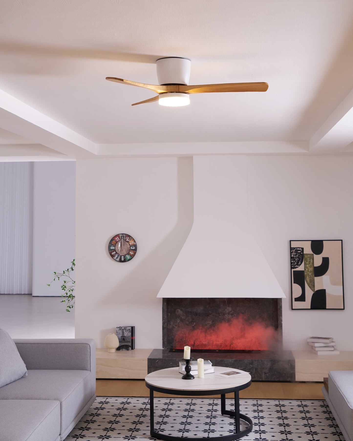 Moderner Deckenventilator aus Holz mit LED-Beleuchtung