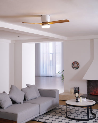 Moderner Deckenventilator aus Holz mit LED-Beleuchtung
