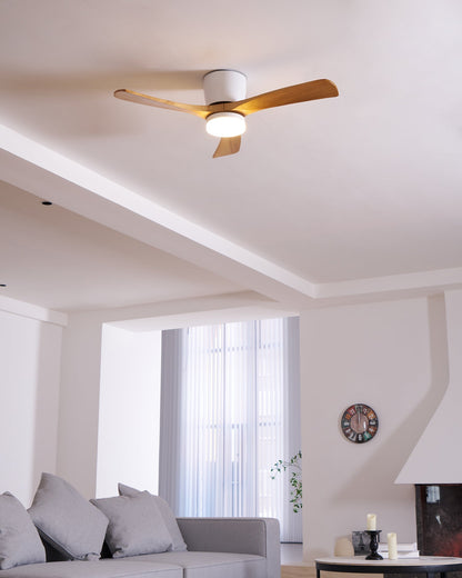 Moderner Deckenventilator aus Holz mit LED-Beleuchtung