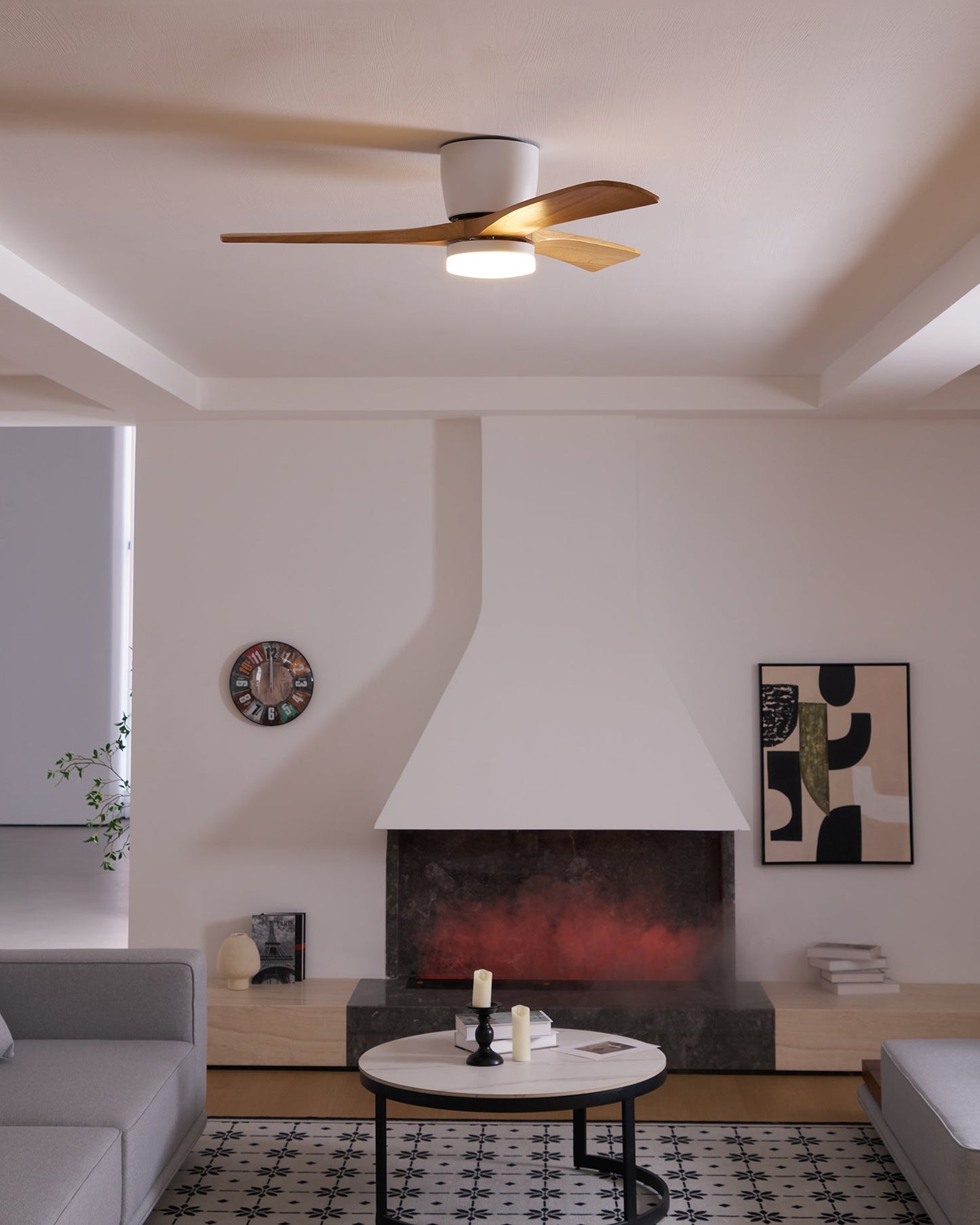 Moderner Deckenventilator aus Holz mit LED-Beleuchtung