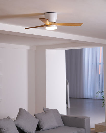 Moderner Deckenventilator aus Holz mit LED-Beleuchtung