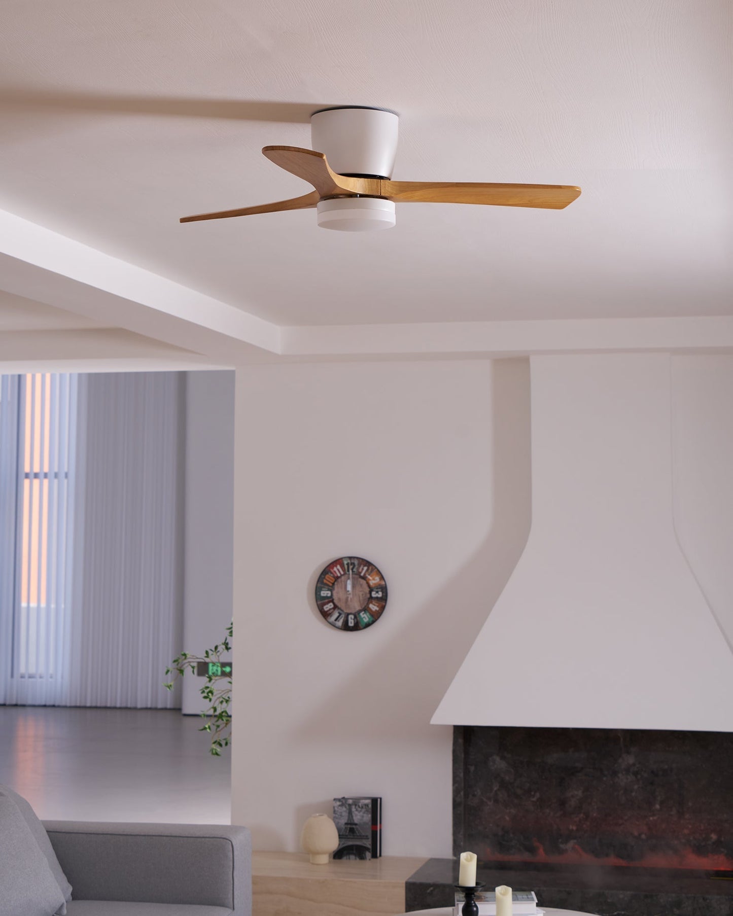 Moderner Deckenventilator aus Holz mit LED-Beleuchtung