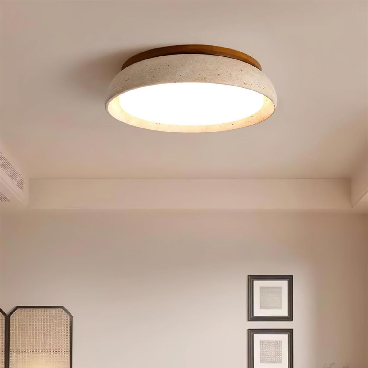 Moderne LED-Deckenleuchte aus Travertin