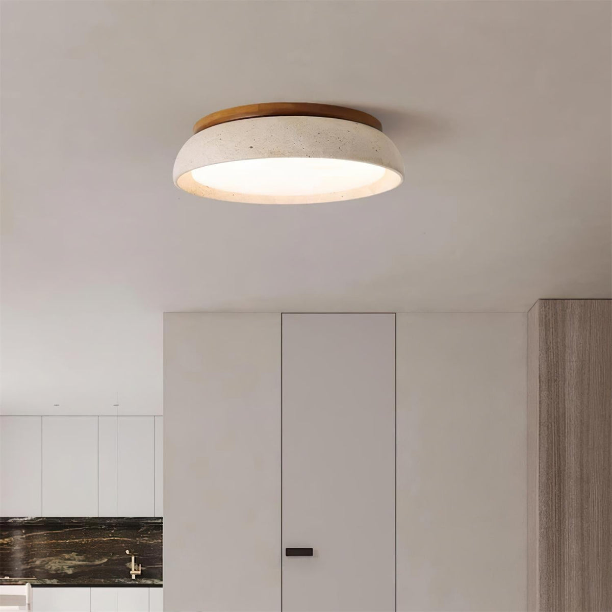 Moderne LED-Deckenleuchte aus Travertin