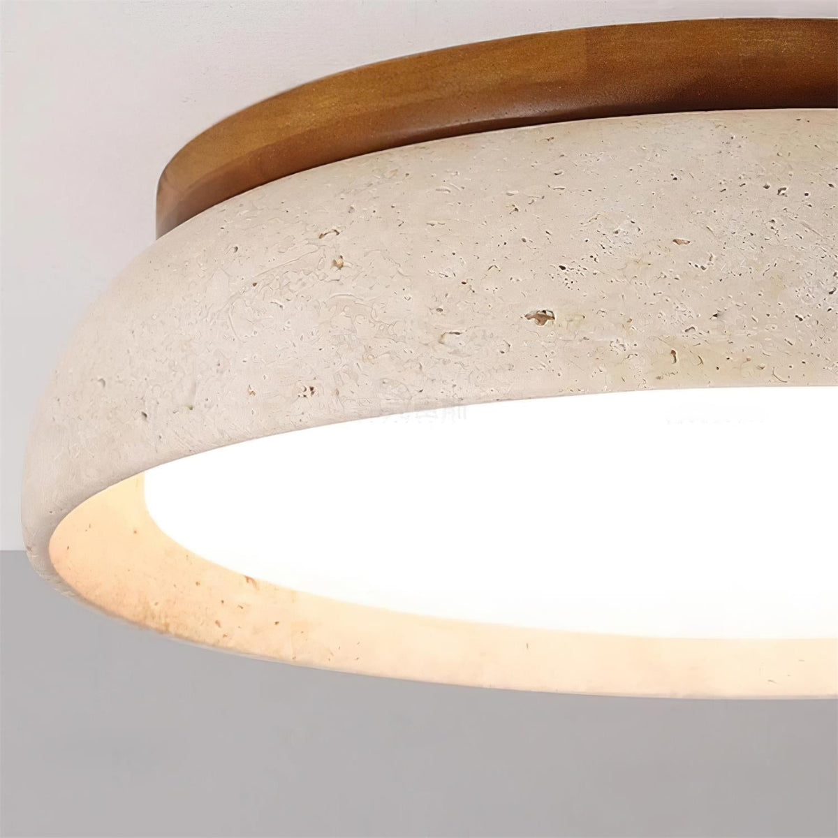 Moderne LED-Deckenleuchte aus Travertin