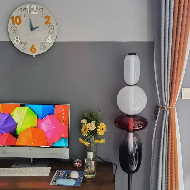 Designer-Stehlampe mit Farbakzenten