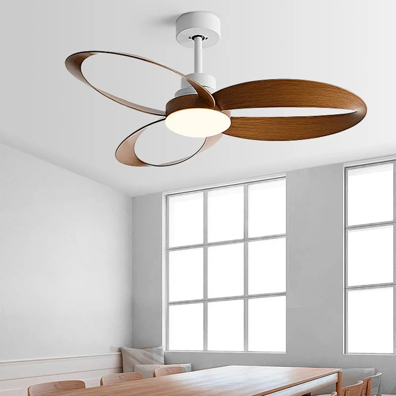 Moderner LED-Deckenventilator mit Holzflügeln
