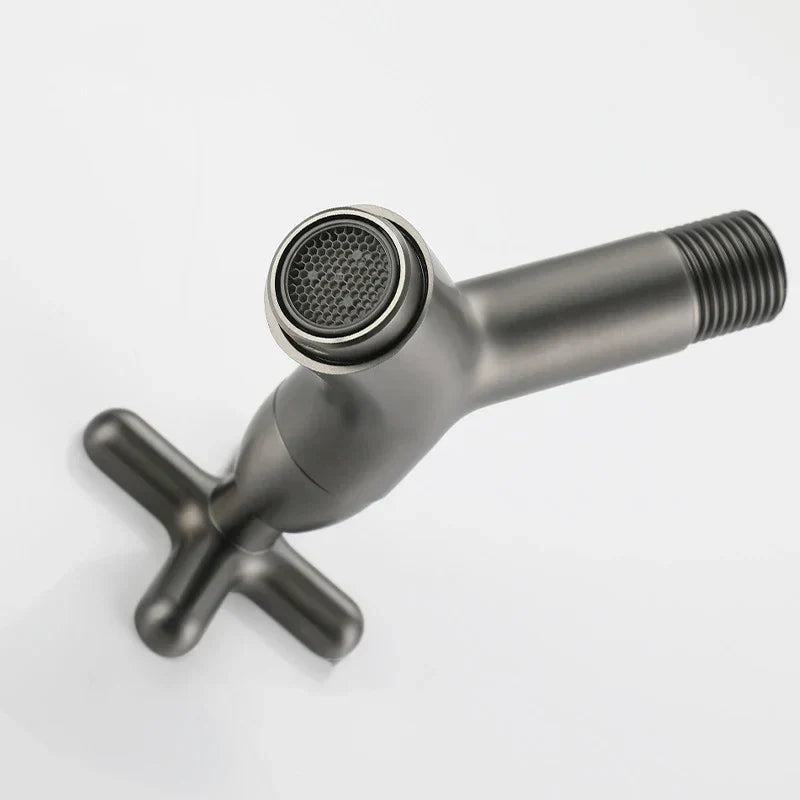 Wandmontierter Messing-Kaltwasserhahn