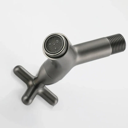 Wandmontierter Messing-Kaltwasserhahn