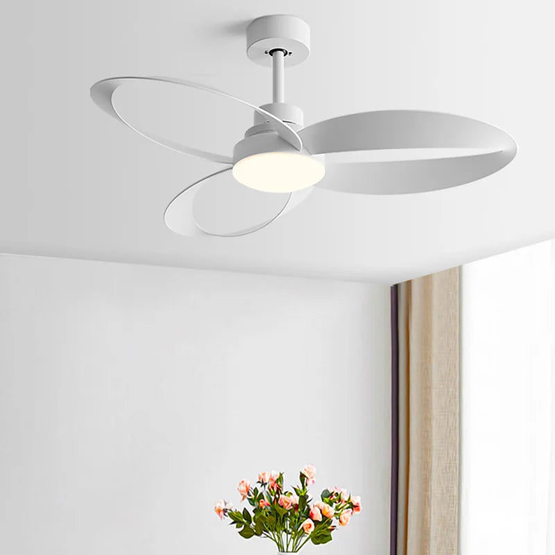 Moderner LED-Deckenventilator mit Holzflügeln