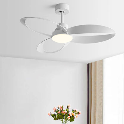 Moderner LED-Deckenventilator mit Holzflügeln