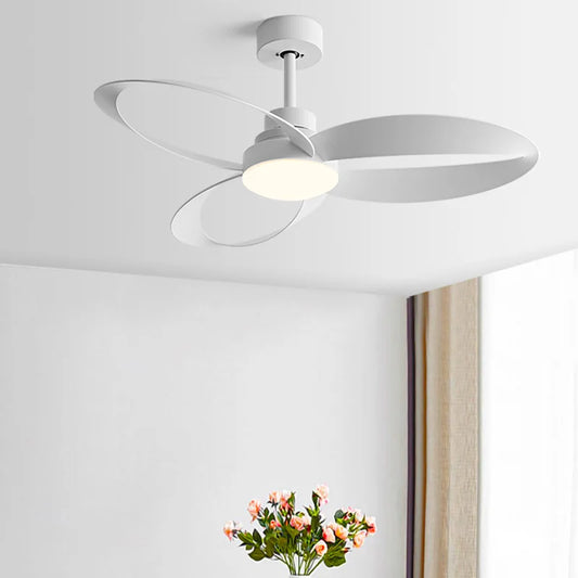 Moderner LED-Deckenventilator mit Holzflügeln