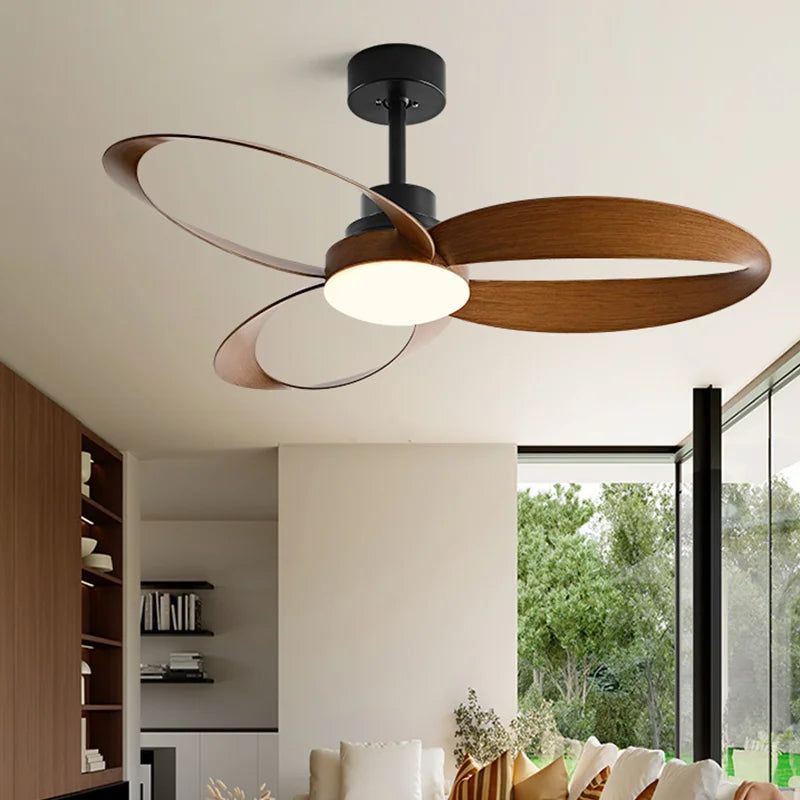 Moderner LED-Deckenventilator mit Holzflügeln