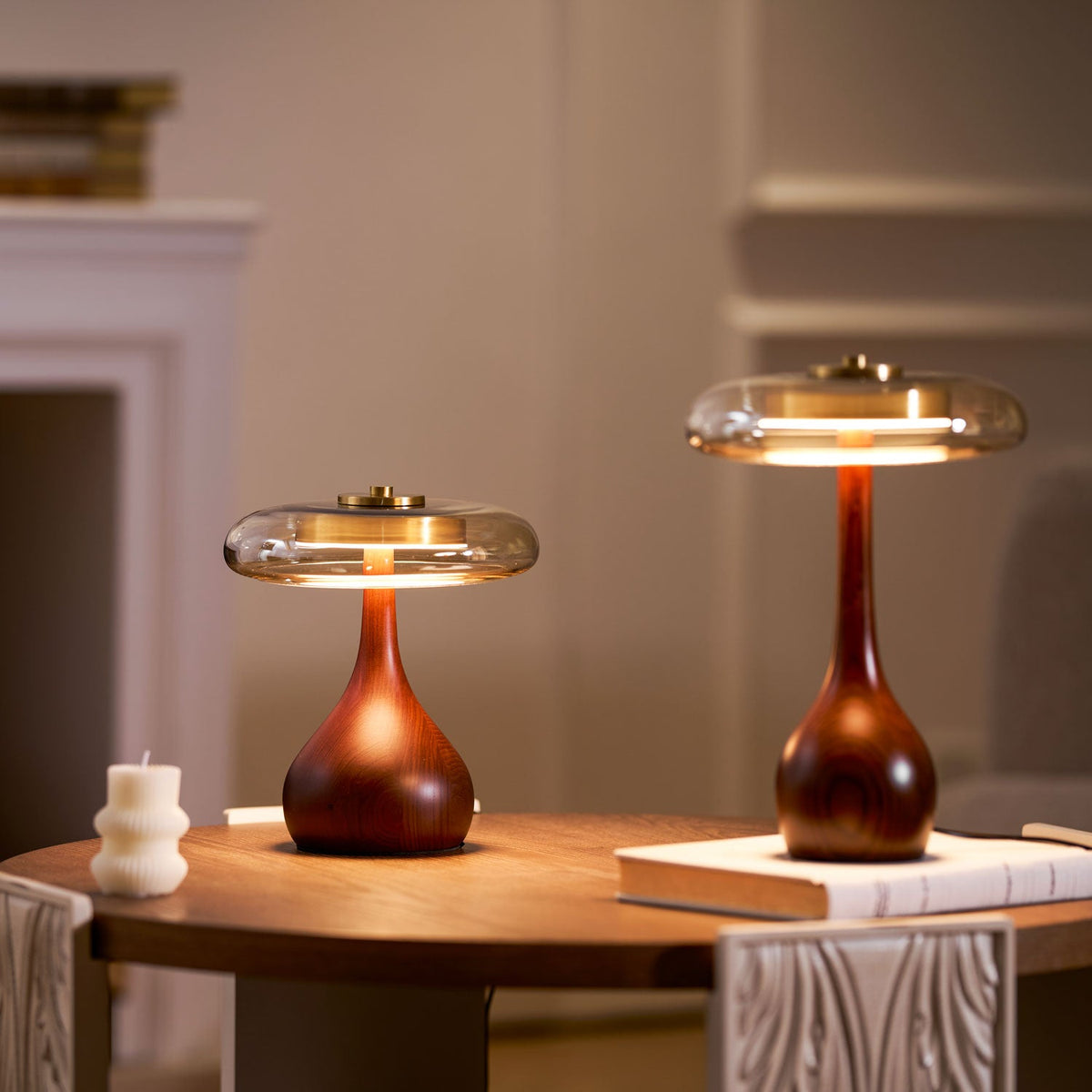 Quilven Walnussholz-Tischlampe im Mid-Century-Stil