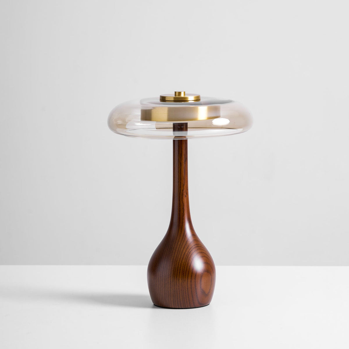 Quilven Walnussholz-Tischlampe im Mid-Century-Stil