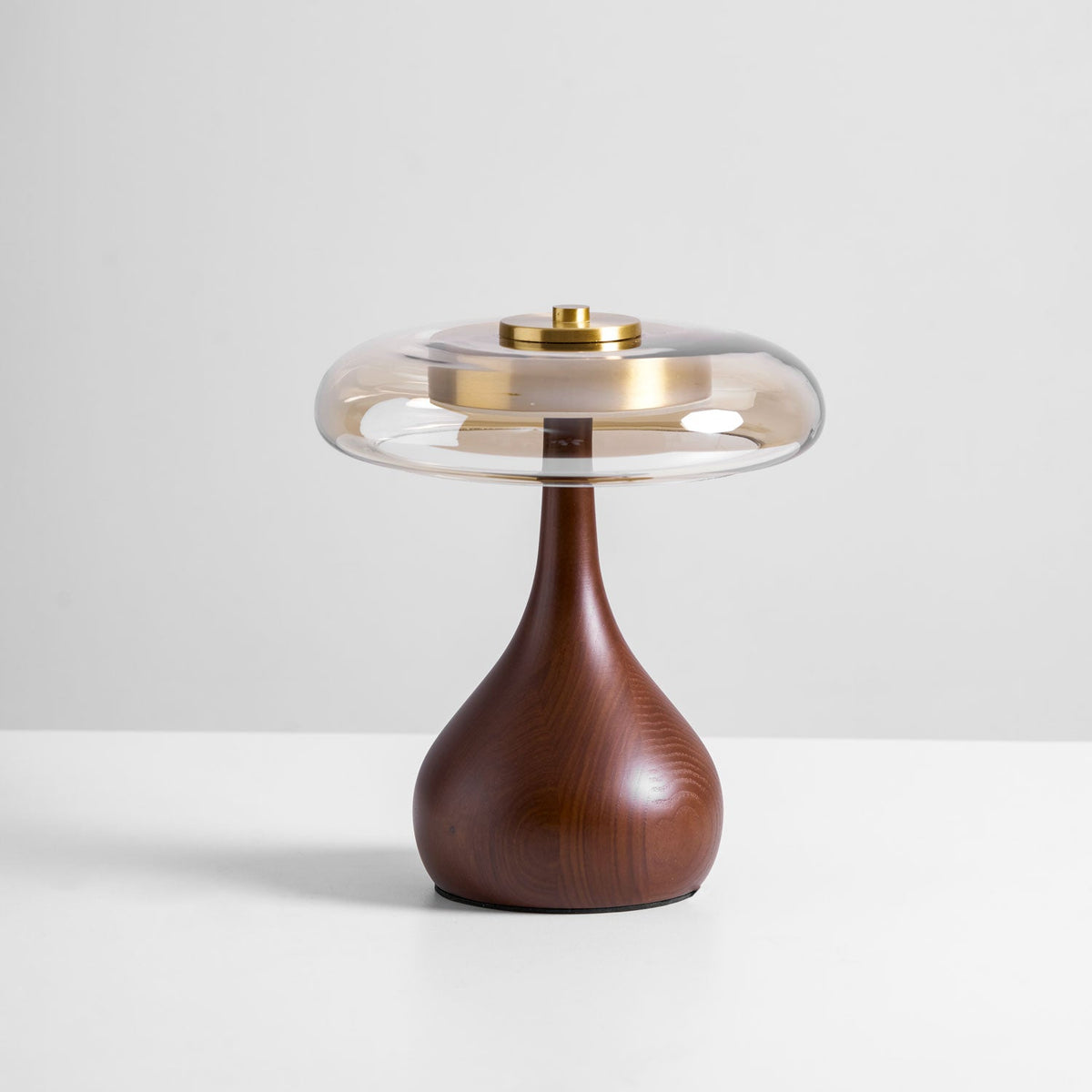 Quilven Walnussholz-Tischlampe im Mid-Century-Stil