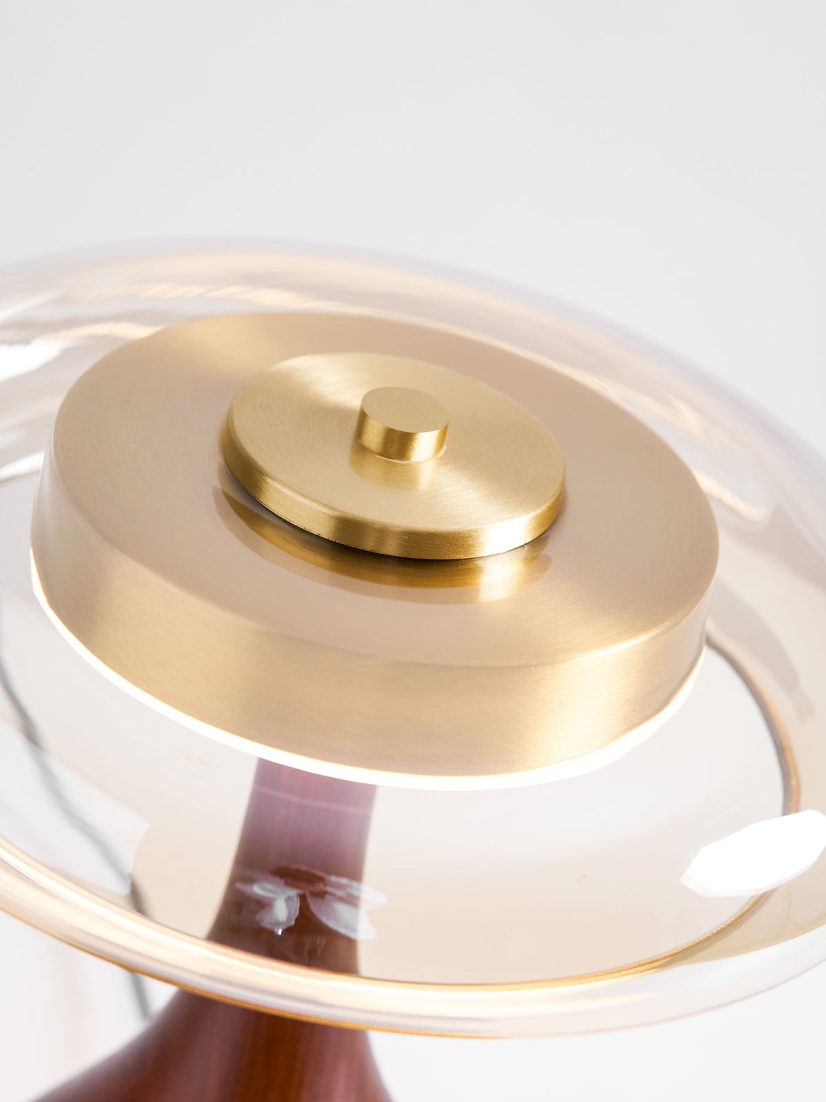 Quilven Walnussholz-Tischlampe im Mid-Century-Stil