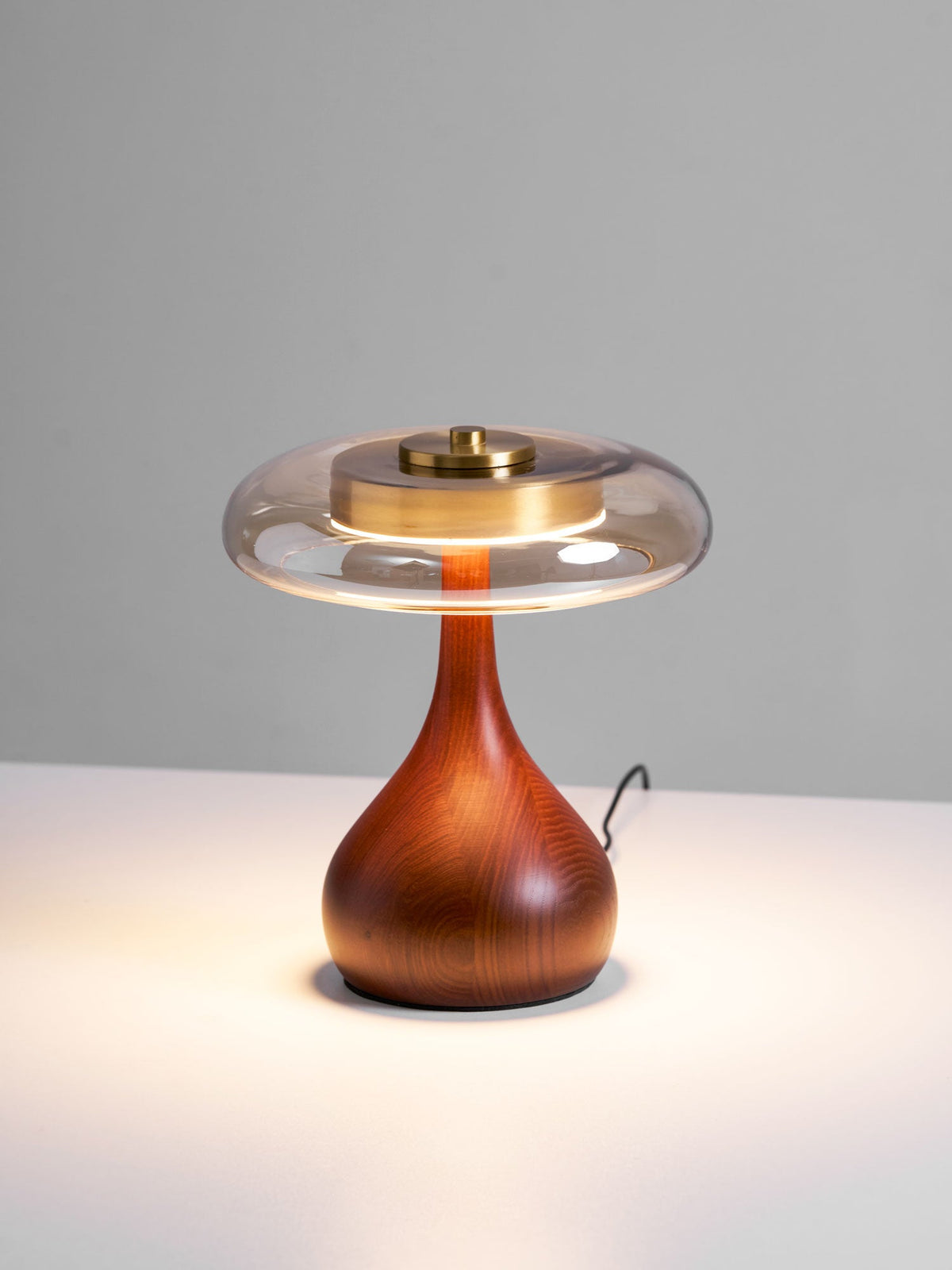 Quilven Walnussholz-Tischlampe im Mid-Century-Stil
