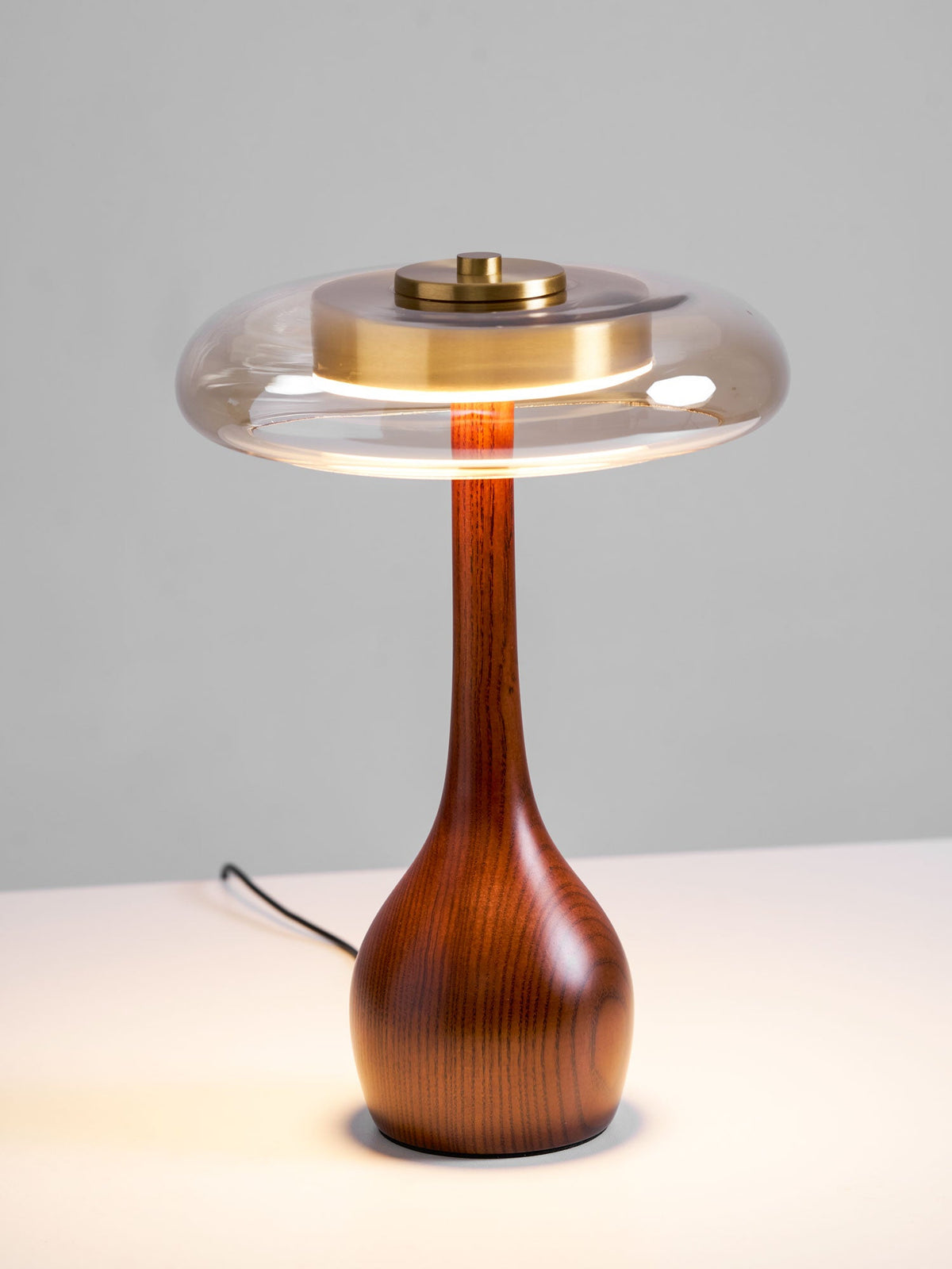 Quilven Walnussholz-Tischlampe im Mid-Century-Stil