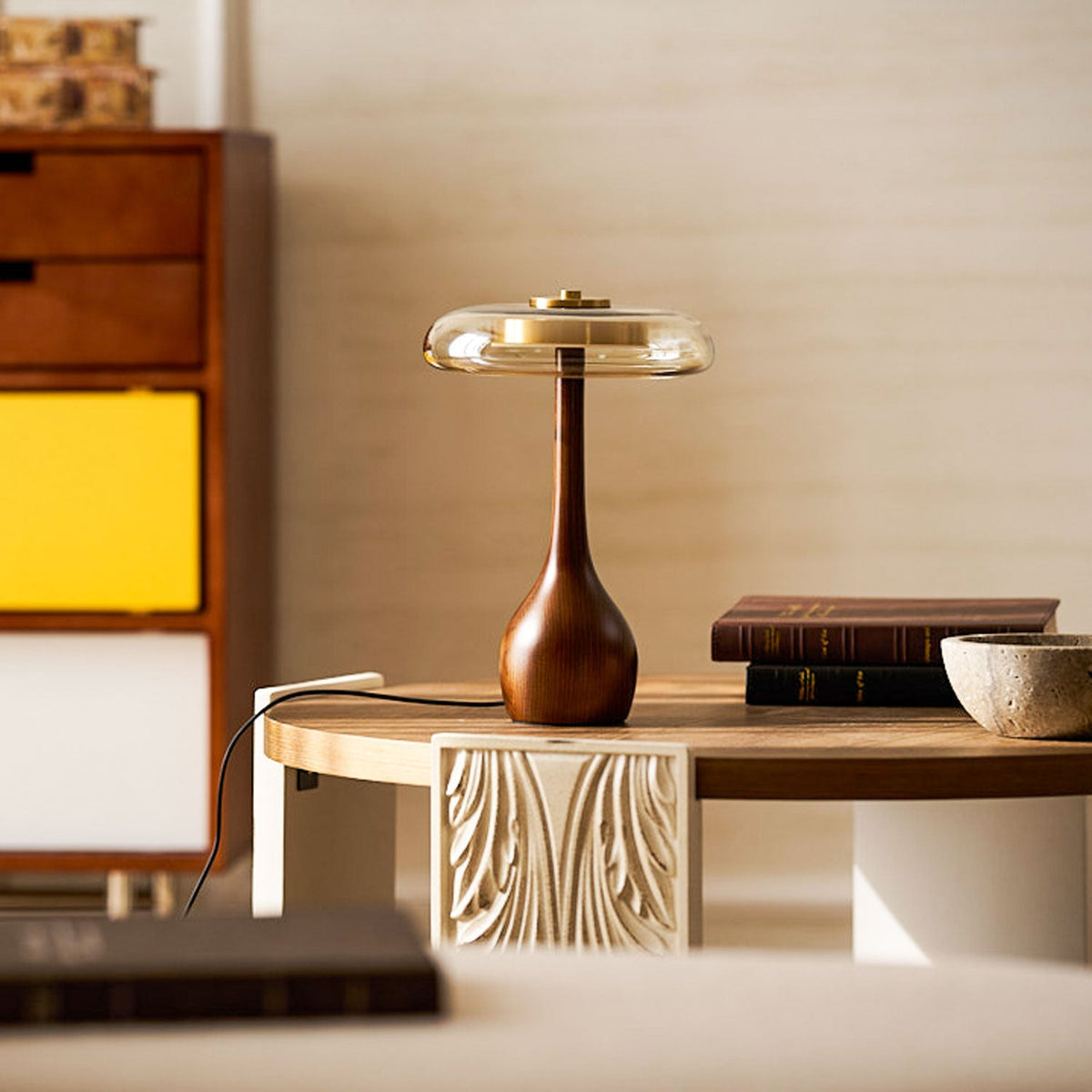 Quilven Walnussholz-Tischlampe im Mid-Century-Stil