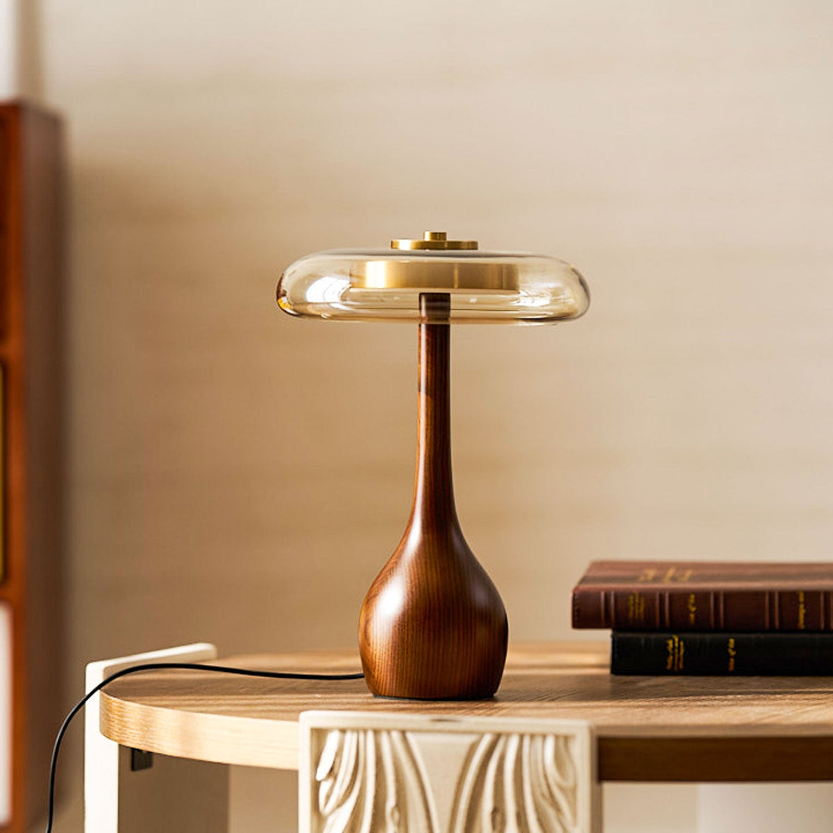 Quilven Walnussholz-Tischlampe im Mid-Century-Stil