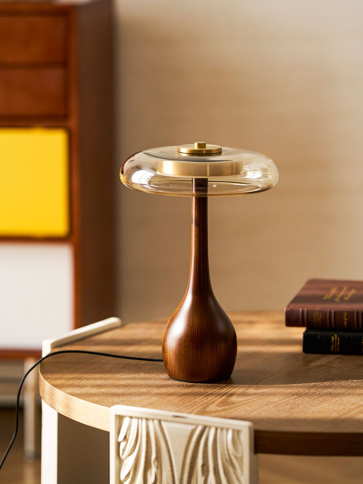 Quilven Walnussholz-Tischlampe im Mid-Century-Stil
