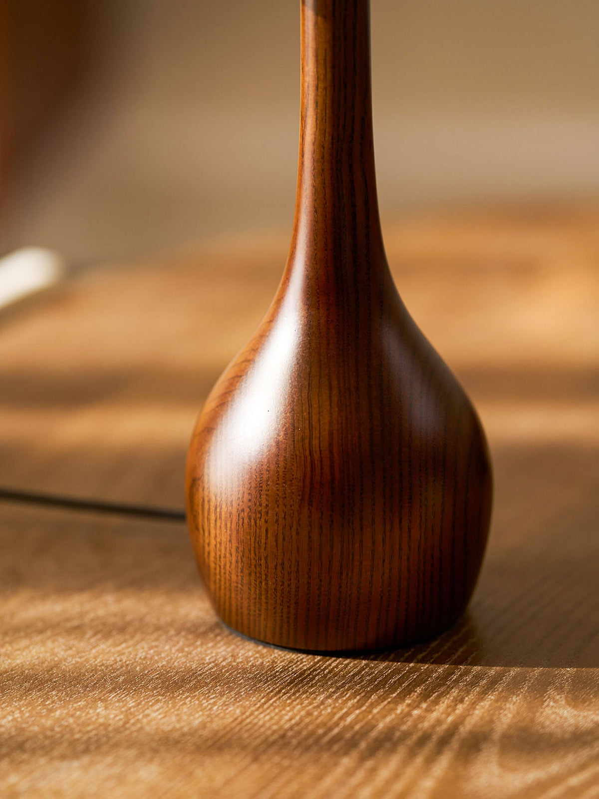 Quilven Walnussholz-Tischlampe im Mid-Century-Stil