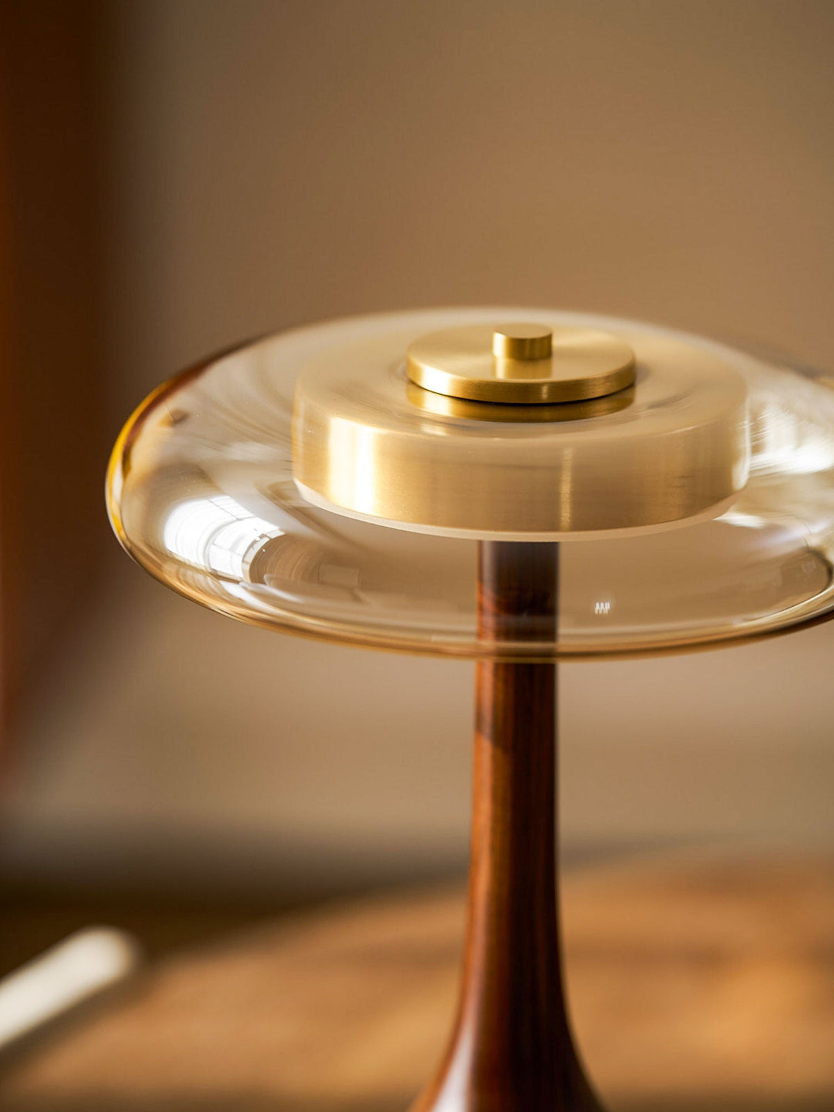 Quilven Walnussholz-Tischlampe im Mid-Century-Stil