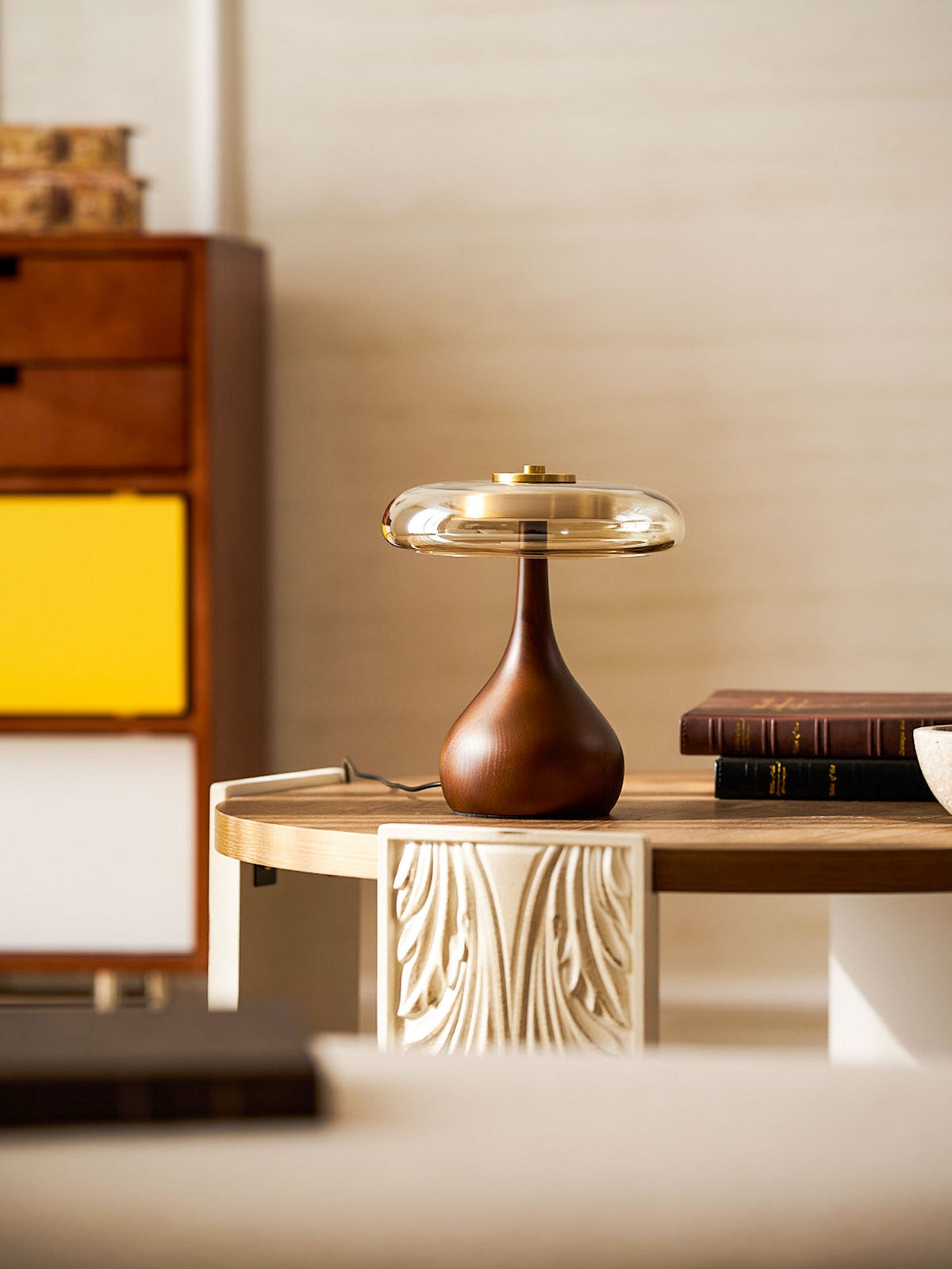 Quilven Walnussholz-Tischlampe im Mid-Century-Stil