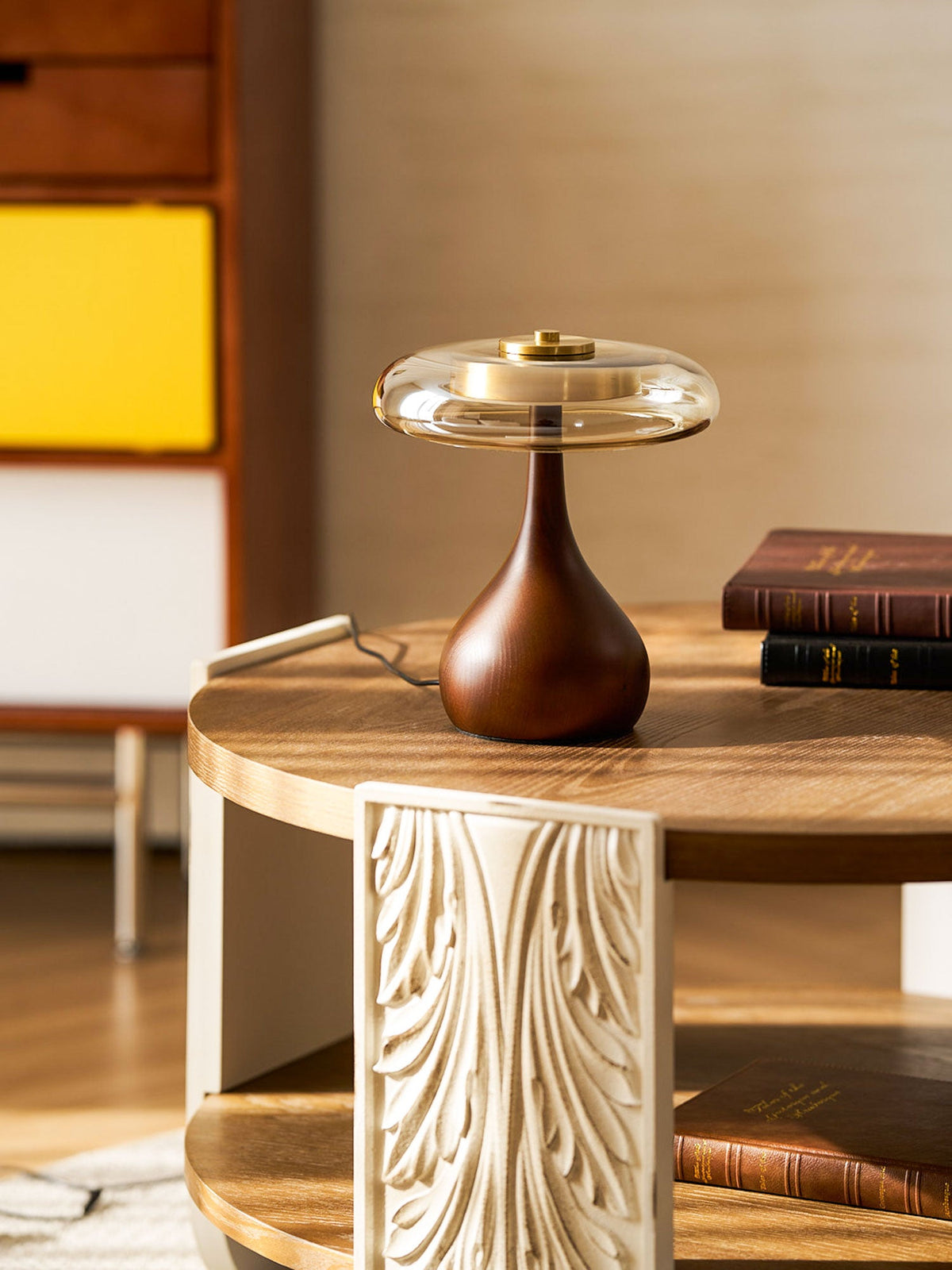 Quilven Walnussholz-Tischlampe im Mid-Century-Stil