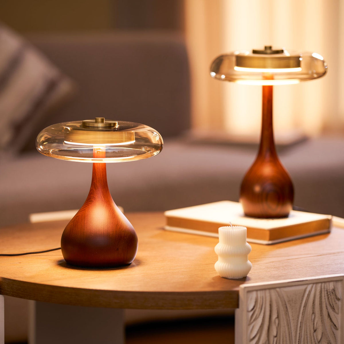Quilven Walnussholz-Tischlampe im Mid-Century-Stil