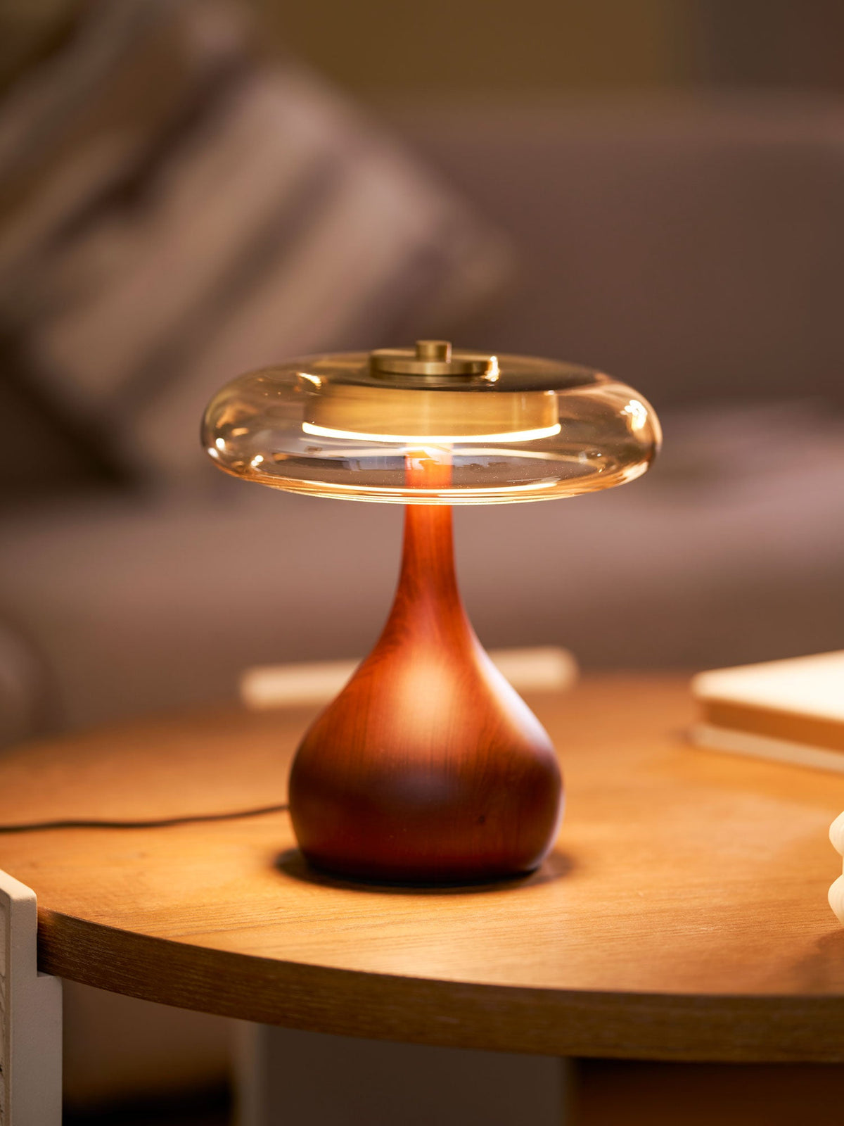 Quilven Walnussholz-Tischlampe im Mid-Century-Stil