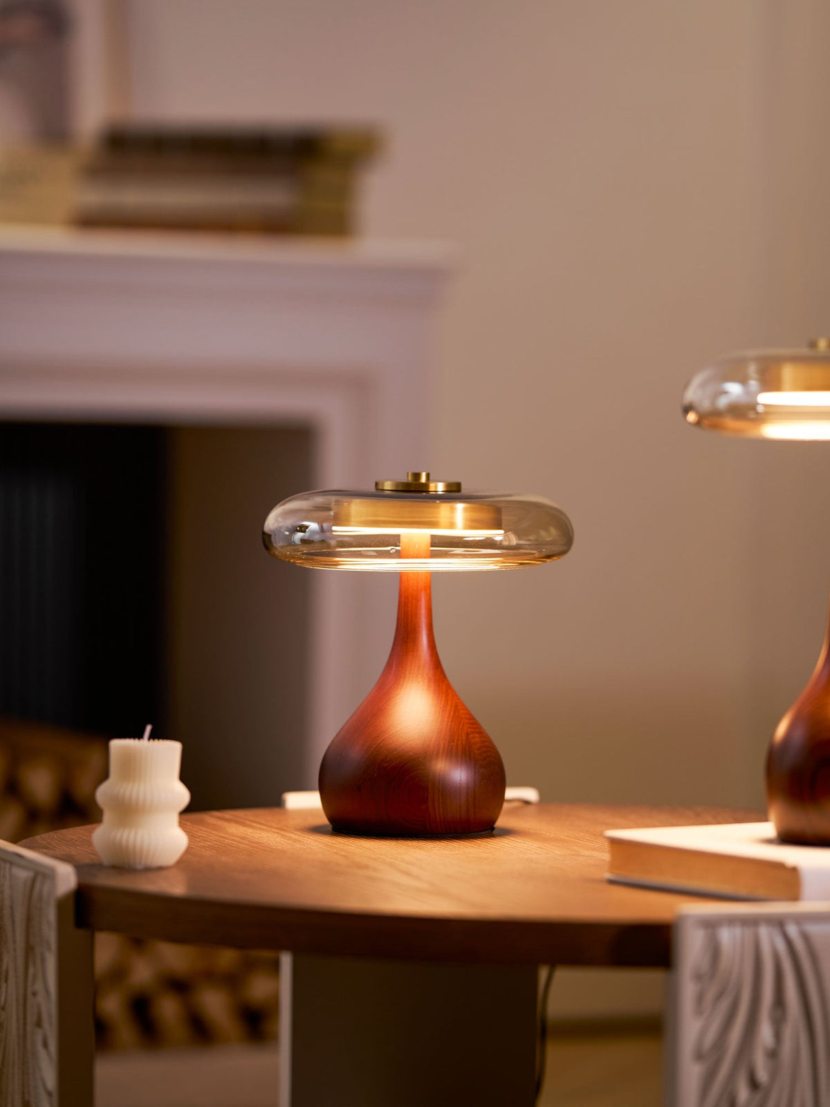Quilven Walnussholz-Tischlampe im Mid-Century-Stil