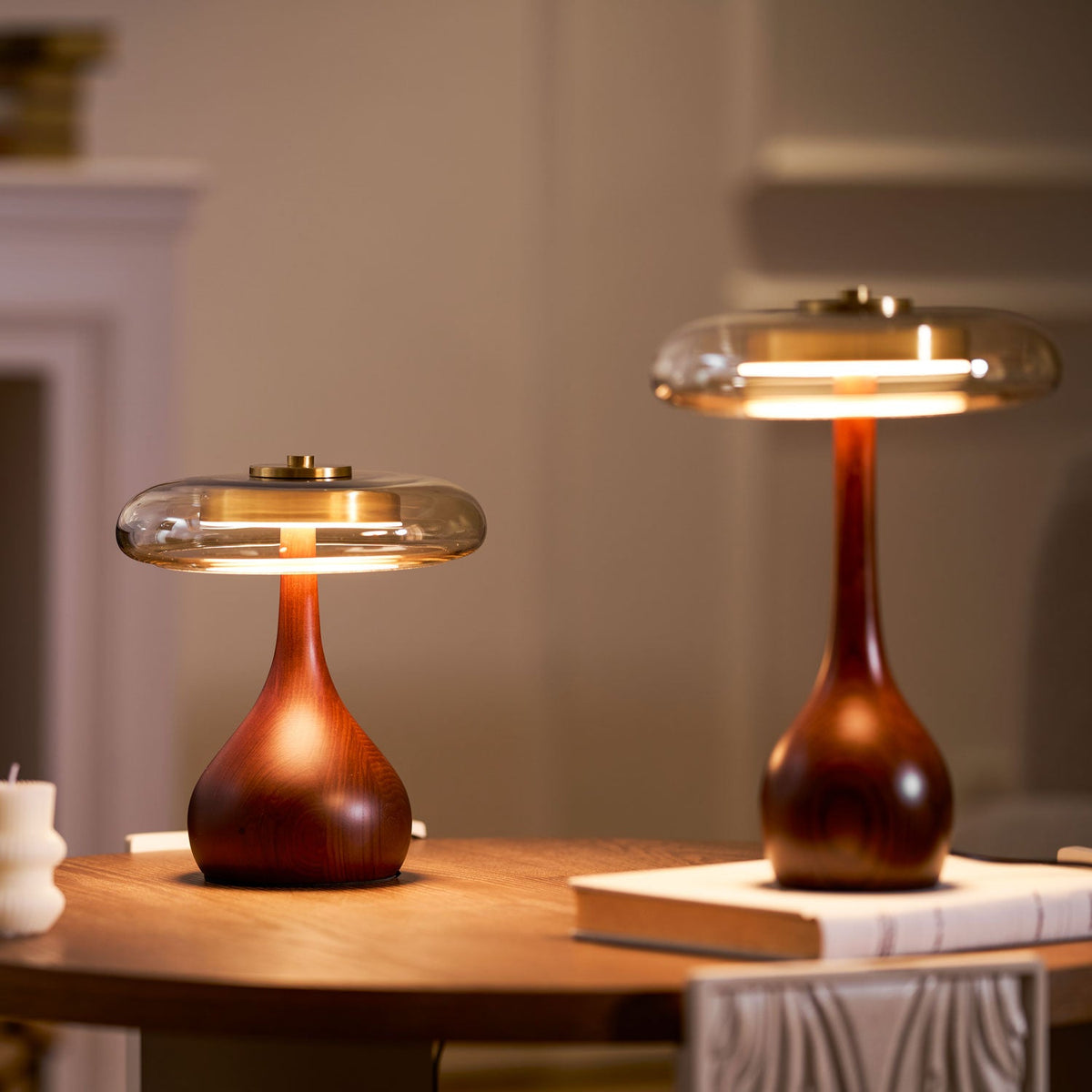 Quilven Walnussholz-Tischlampe im Mid-Century-Stil