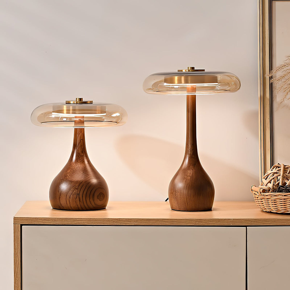 Quilven Walnussholz-Tischlampe im Mid-Century-Stil