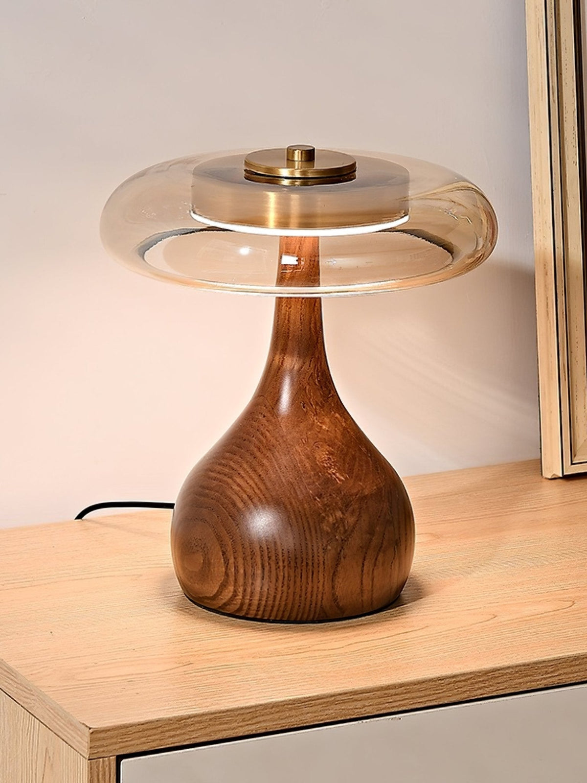 Quilven Walnussholz-Tischlampe im Mid-Century-Stil