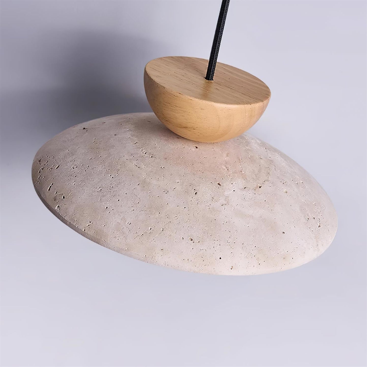 Moderne Pendelleuchte aus Travertin und Glas