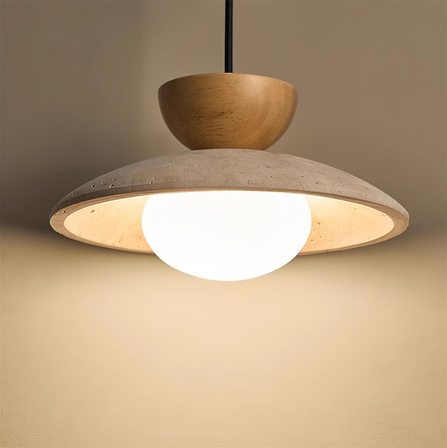 Moderne Pendelleuchte aus Travertin und Glas