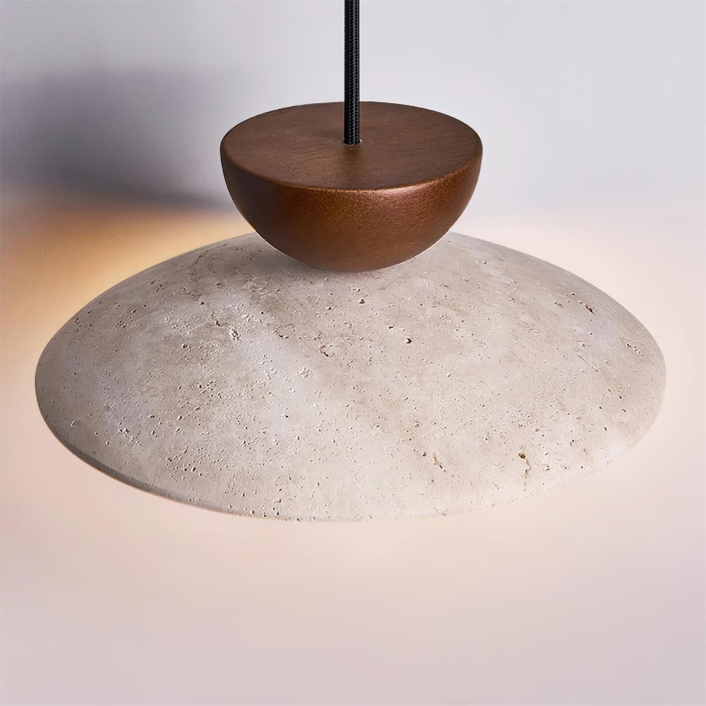 Moderne Pendelleuchte aus Travertin und Glas
