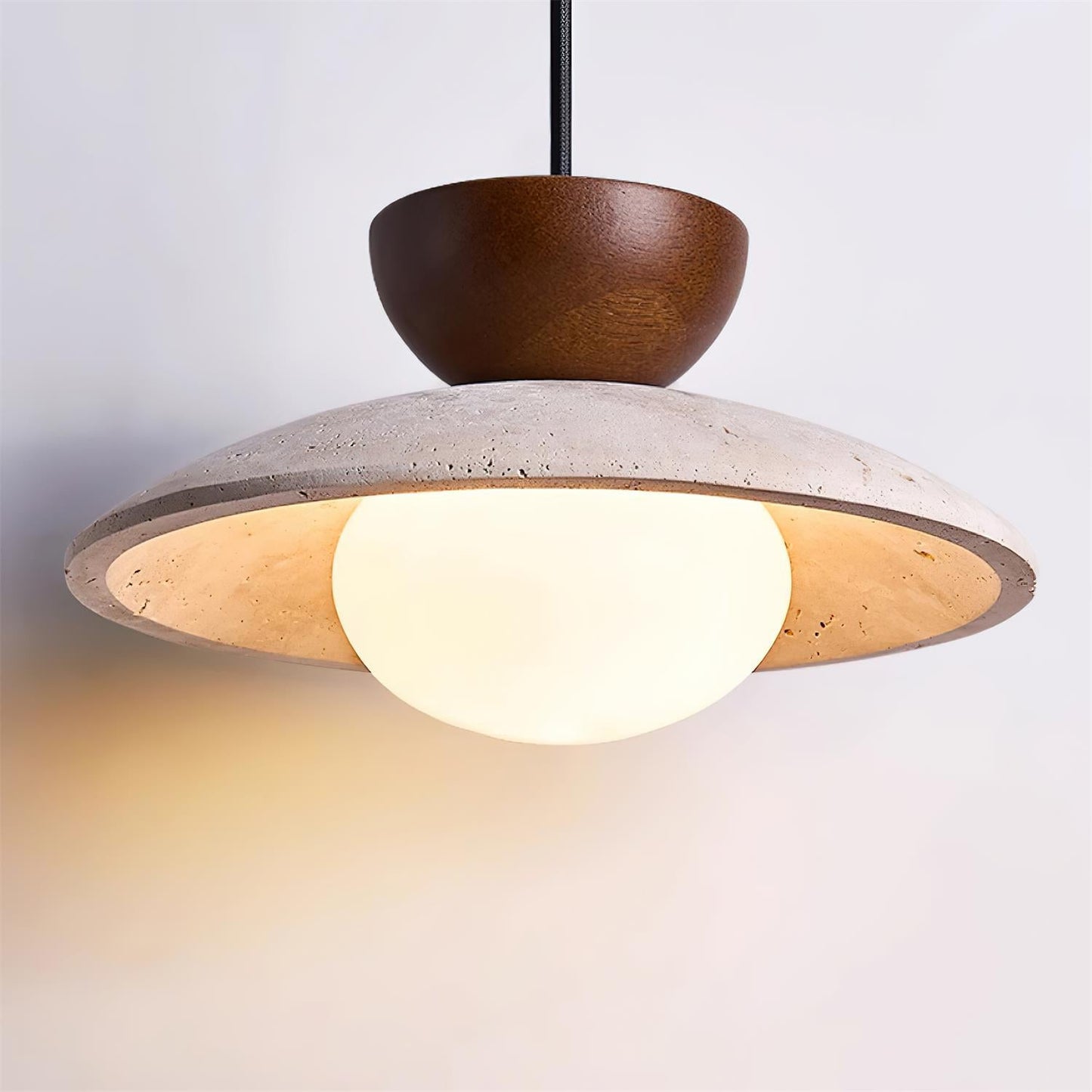 Moderne Pendelleuchte aus Travertin und Glas