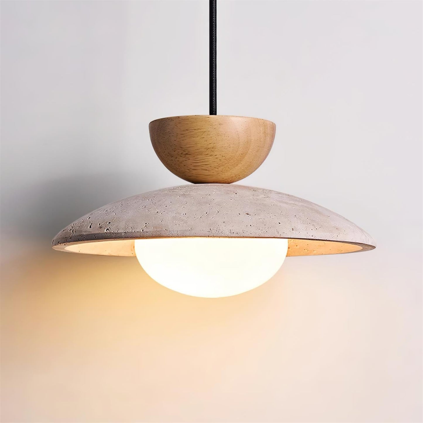 Moderne Pendelleuchte aus Travertin und Glas