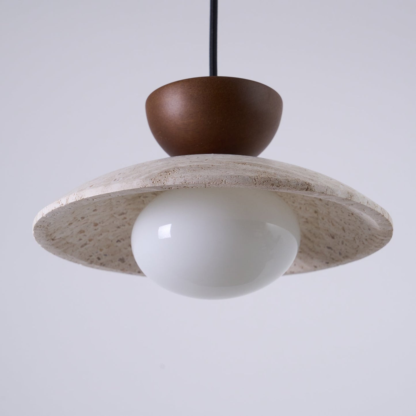 Moderne Pendelleuchte aus Travertin und Glas