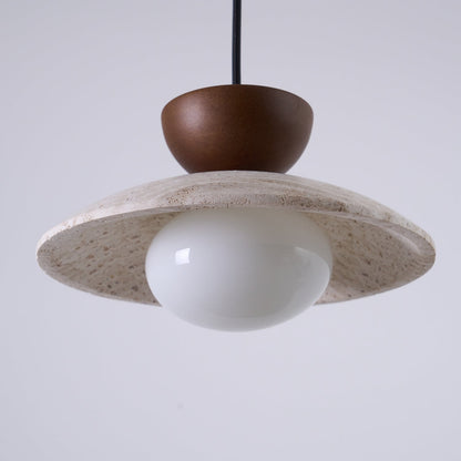 Moderne Pendelleuchte aus Travertin und Glas