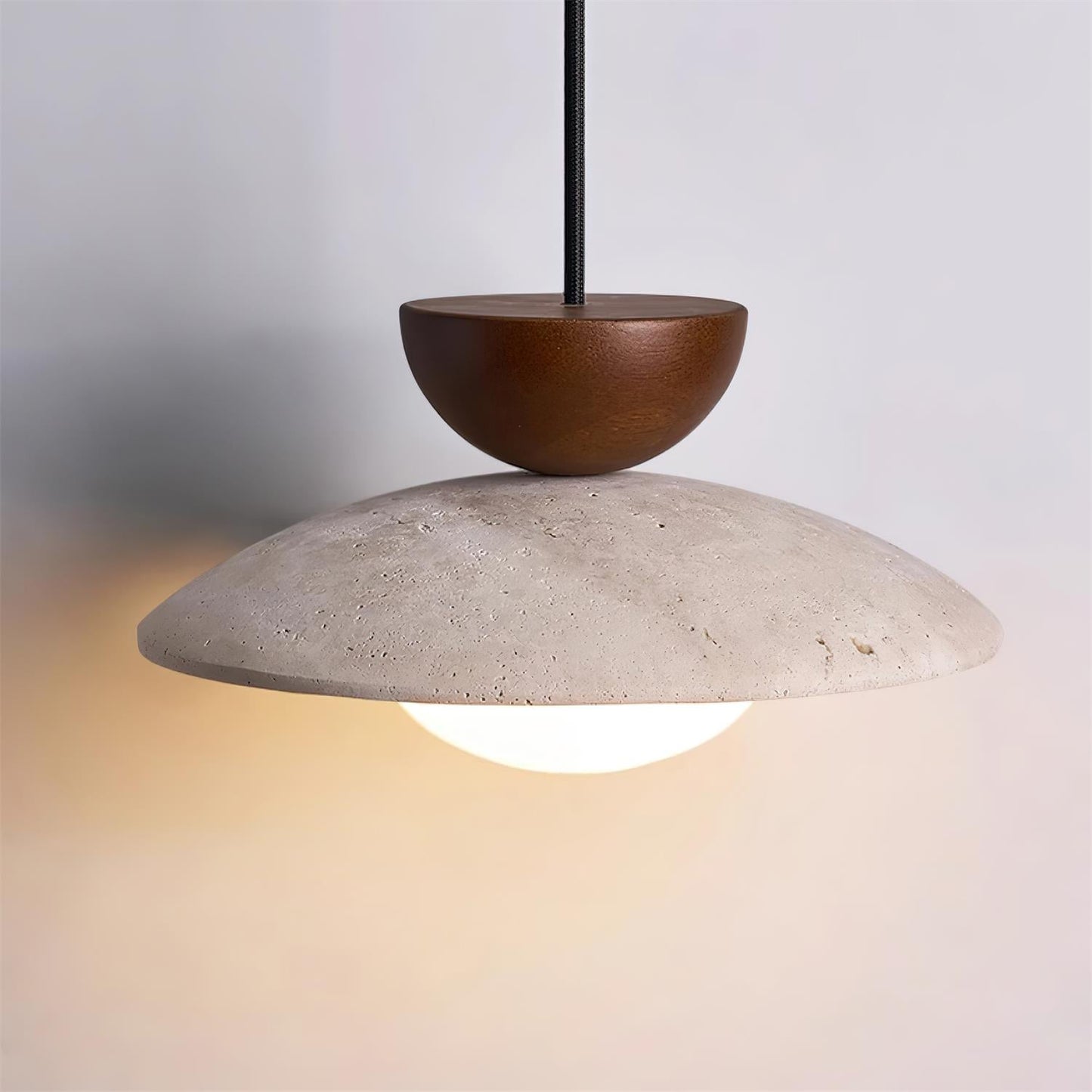 Moderne Pendelleuchte aus Travertin und Glas