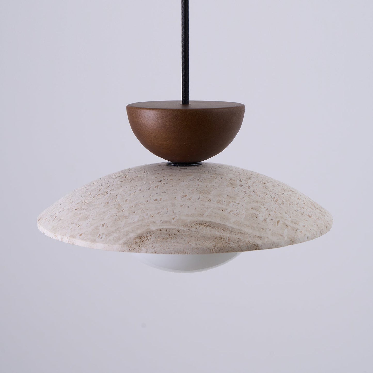 Moderne Pendelleuchte aus Travertin und Glas