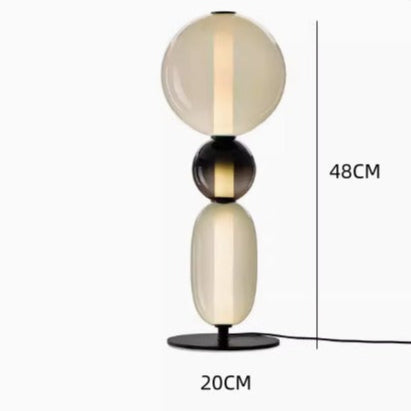 Designer-Stehlampe mit Farbakzenten