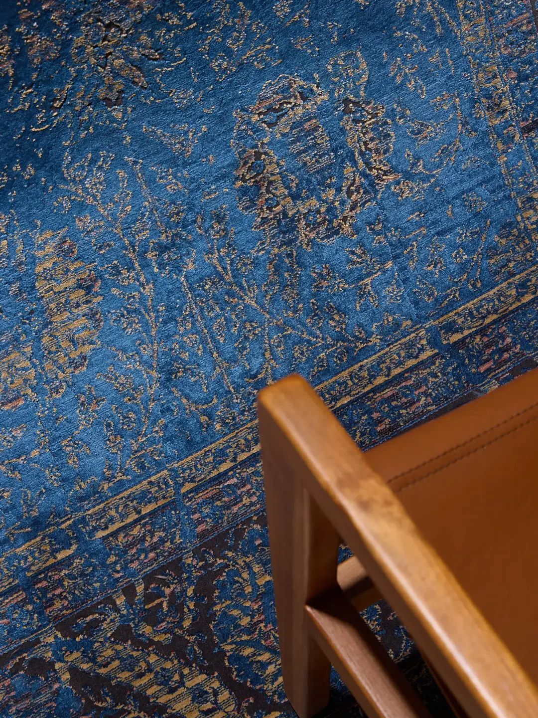 Blauer Vintage-Teppich Wohnzimmer