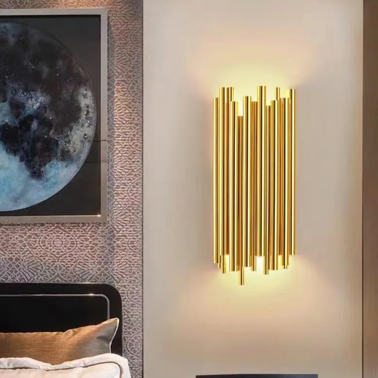 Moderne Wandlampe aus Messingrohr